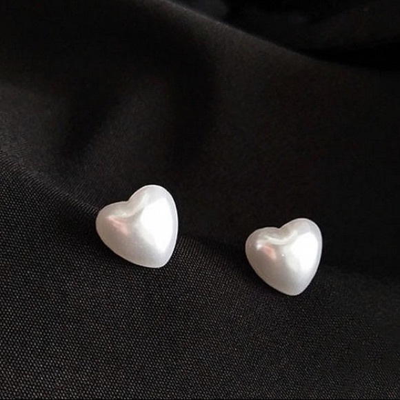 NEW!๐๐GIRLY CUTE!๐PEARL LOOK!๐HEART STUDS!๐๐ - Picture 2 of 6